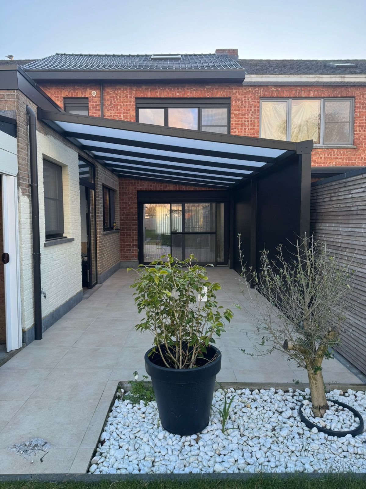 Veranda op een binnenplaats door Altun Works