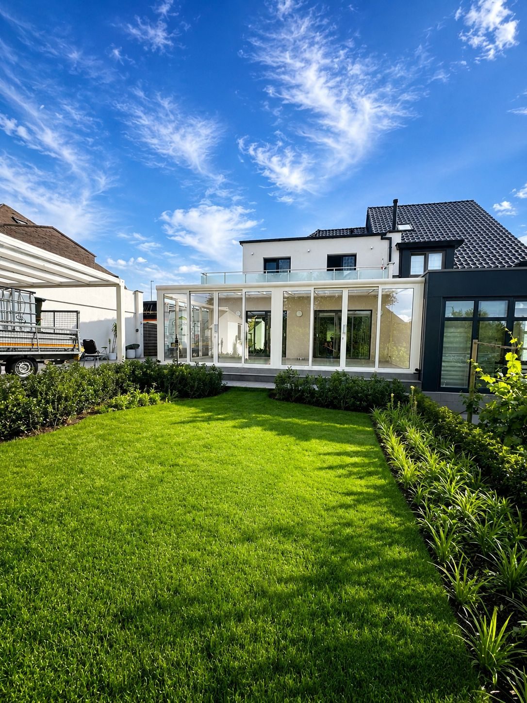 Aluminium veranda aan een zonnige tuin